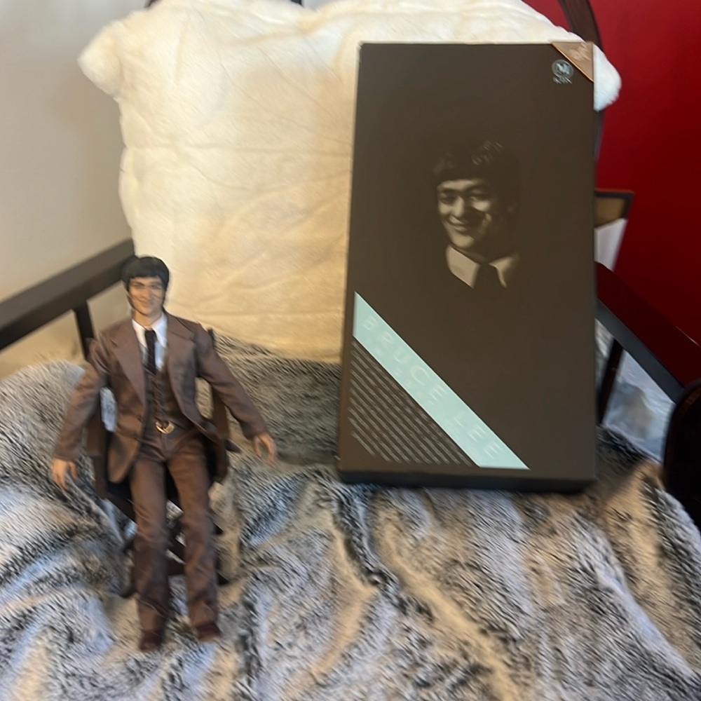 Bruce Lee 70's In Suit ver. 1/6 action Figure Hot Toys